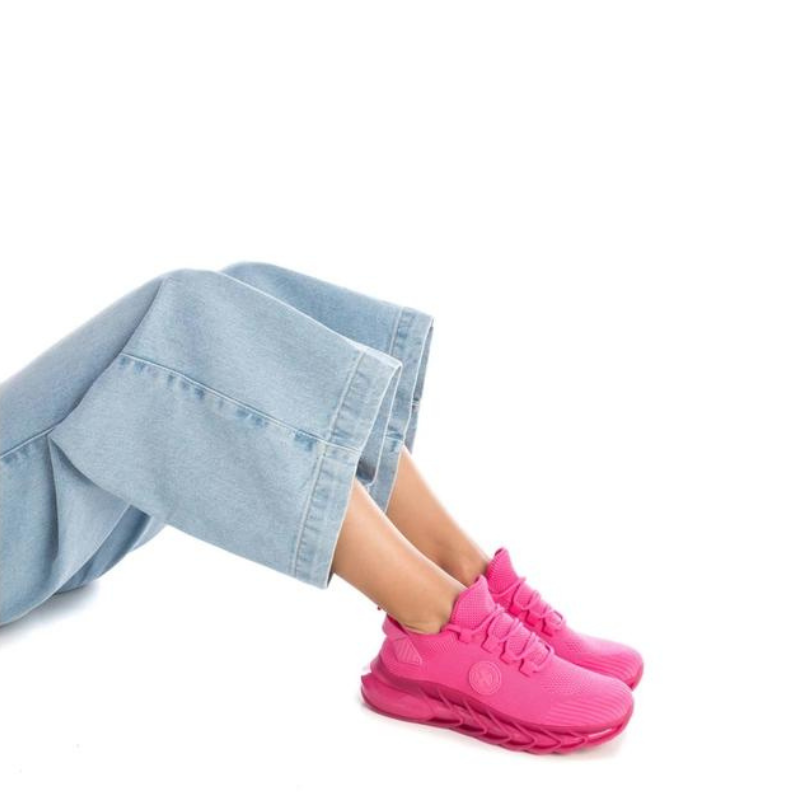 Este modelo é uma opção elegante e funcional para mulheres que valorizam o conforto sem comprometer o estilo, além de atender aos padrões éticos da certificação vegana. A parte superior da sapatilha é confeccionada em tecido stretch, proporcionando um ajuste confortável e flexível ao redor do pé. A sola de borracha antiderrapante oferece tração e segurança ao caminhar em diversas superfícies.