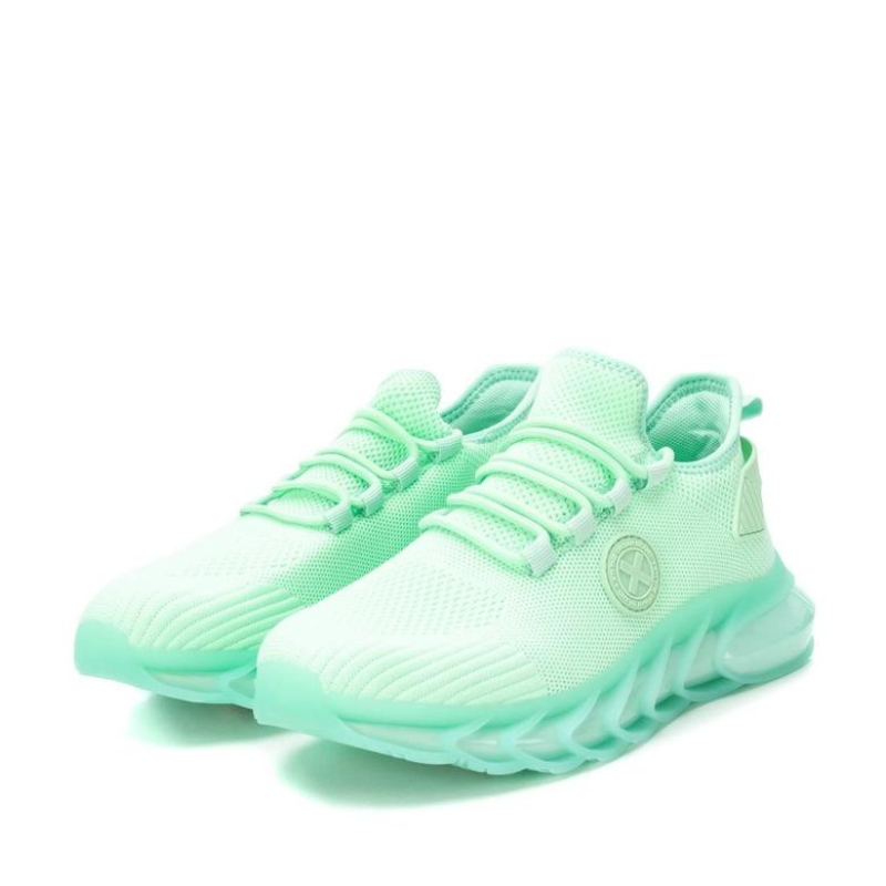 Este modelo é uma opção elegante e funcional para mulheres que valorizam o conforto sem comprometer o estilo, além de atender aos padrões éticos da certificação vegana. A parte superior da sapatilha é confeccionada em tecido stretch, proporcionando um ajuste confortável e flexível ao redor do pé. A sola de borracha antiderrapante oferece tração e segurança ao caminhar em diversas superfícies.