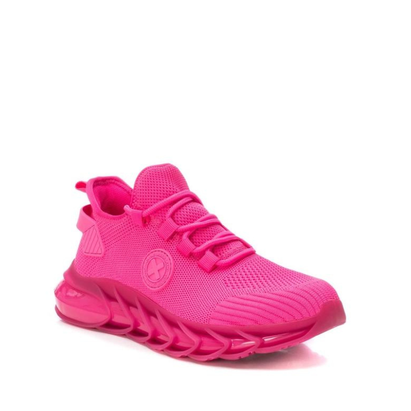 Este modelo é uma opção elegante e funcional para mulheres que valorizam o conforto sem comprometer o estilo, além de atender aos padrões éticos da certificação vegana. A parte superior da sapatilha é confeccionada em tecido stretch, proporcionando um ajuste confortável e flexível ao redor do pé. A sola de borracha antiderrapante oferece tração e segurança ao caminhar em diversas superfícies.