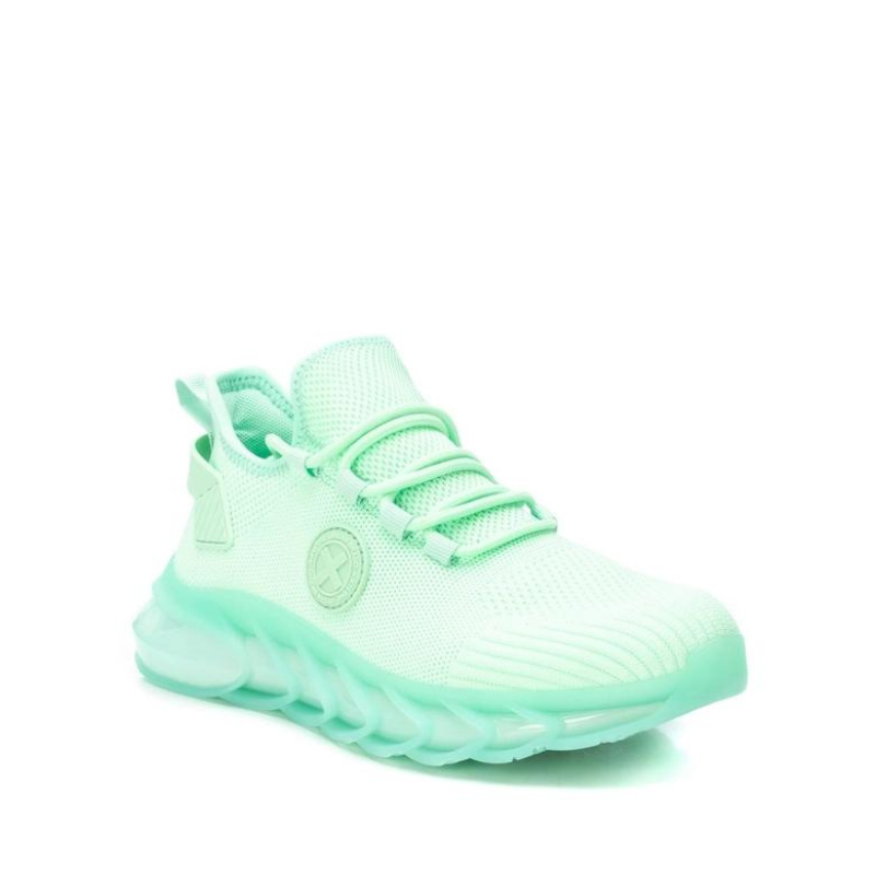 Este modelo é uma opção elegante e funcional para mulheres que valorizam o conforto sem comprometer o estilo, além de atender aos padrões éticos da certificação vegana. A parte superior da sapatilha é confeccionada em tecido stretch, proporcionando um ajuste confortável e flexível ao redor do pé. A sola de borracha antiderrapante oferece tração e segurança ao caminhar em diversas superfícies.