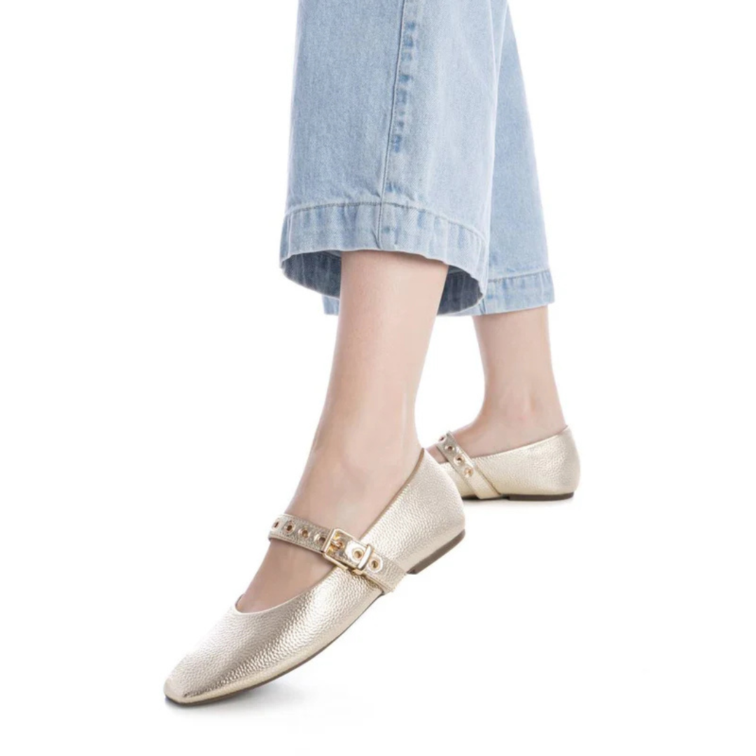 Combine conforto e estilo com esta sabrina de design minimalista e elegante.
Fabricada com material sintético de alta qualidade, oferece durabilidade e versatilidade para o dia a dia. A forma bicuda traz um toque sofisticado e a tira com fivela ajustável de metal prateado, garante um ajuste perfeito e segurança ao caminhar.