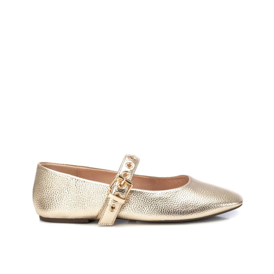 Combine conforto e estilo com esta sabrina de design minimalista e elegante.
Fabricada com material sintético de alta qualidade, oferece durabilidade e versatilidade para o dia a dia. A forma bicuda traz um toque sofisticado e a tira com fivela ajustável de metal prateado, garante um ajuste perfeito e segurança ao caminhar.