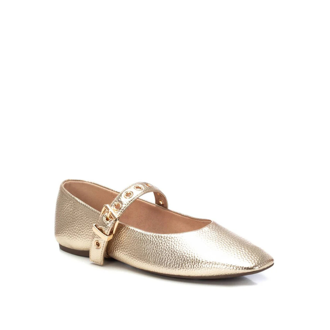 Combine conforto e estilo com esta sabrina de design minimalista e elegante.
Fabricada com material sintético de alta qualidade, oferece durabilidade e versatilidade para o dia a dia. A forma bicuda traz um toque sofisticado e a tira com fivela ajustável de metal prateado, garante um ajuste perfeito e segurança ao caminhar.