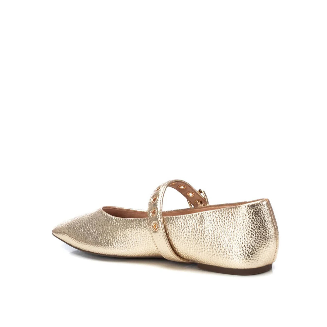 Combine conforto e estilo com esta sabrina de design minimalista e elegante.
Fabricada com material sintético de alta qualidade, oferece durabilidade e versatilidade para o dia a dia. A forma bicuda traz um toque sofisticado e a tira com fivela ajustável de metal prateado, garante um ajuste perfeito e segurança ao caminhar.