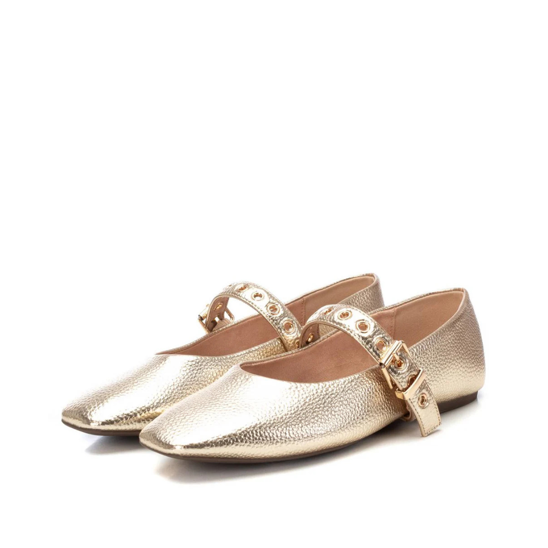 Combine conforto e estilo com esta sabrina de design minimalista e elegante.
Fabricada com material sintético de alta qualidade, oferece durabilidade e versatilidade para o dia a dia. A forma bicuda traz um toque sofisticado e a tira com fivela ajustável de metal prateado, garante um ajuste perfeito e segurança ao caminhar.
