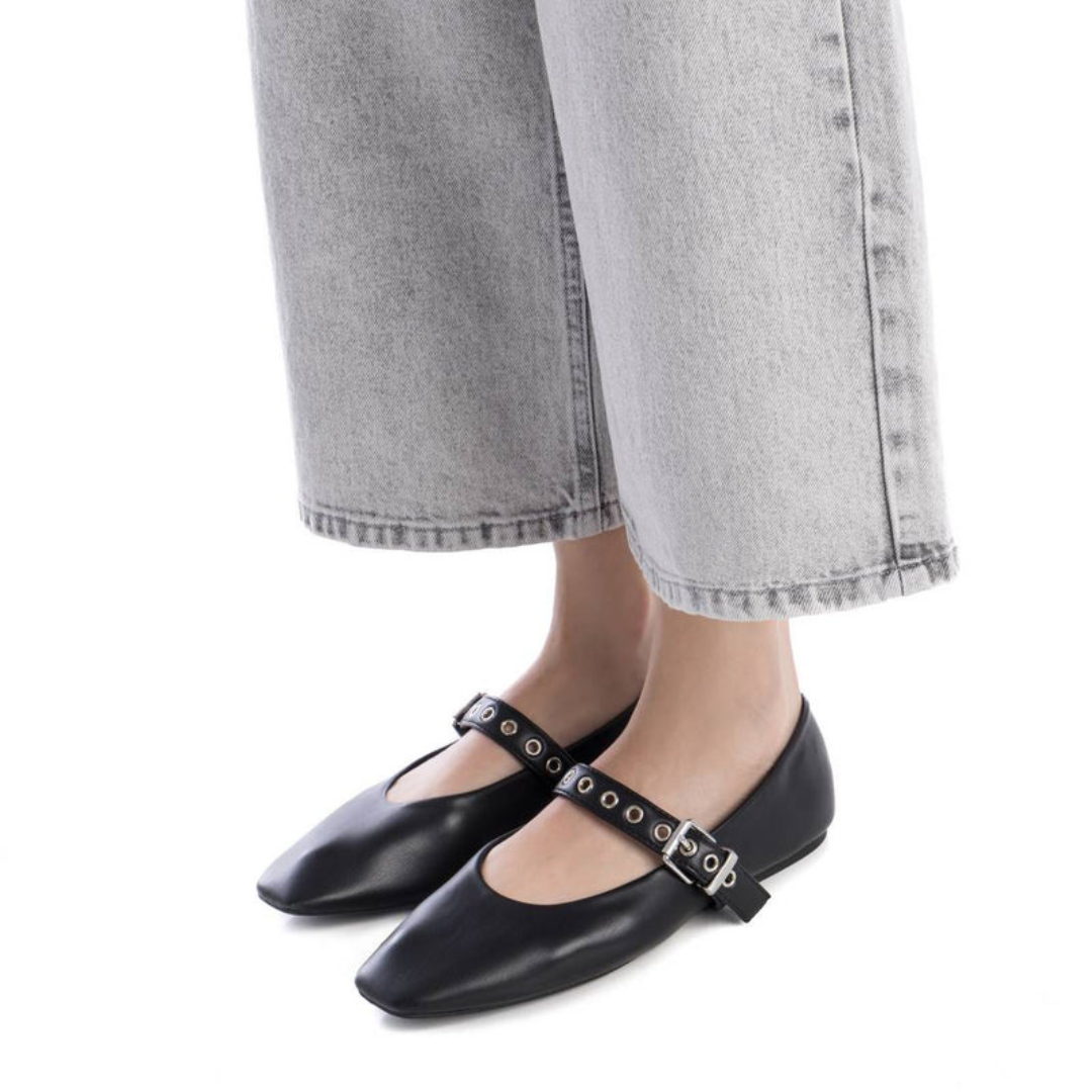 Combine conforto e estilo com esta sabrina de design minimalista e elegante.
Fabricada com material sintético de alta qualidade, oferece durabilidade e versatilidade para o dia a dia. A forma bicuda traz um toque sofisticado e a tira com fivela ajustável de metal prateado, garante um ajuste perfeito e segurança ao caminhar.