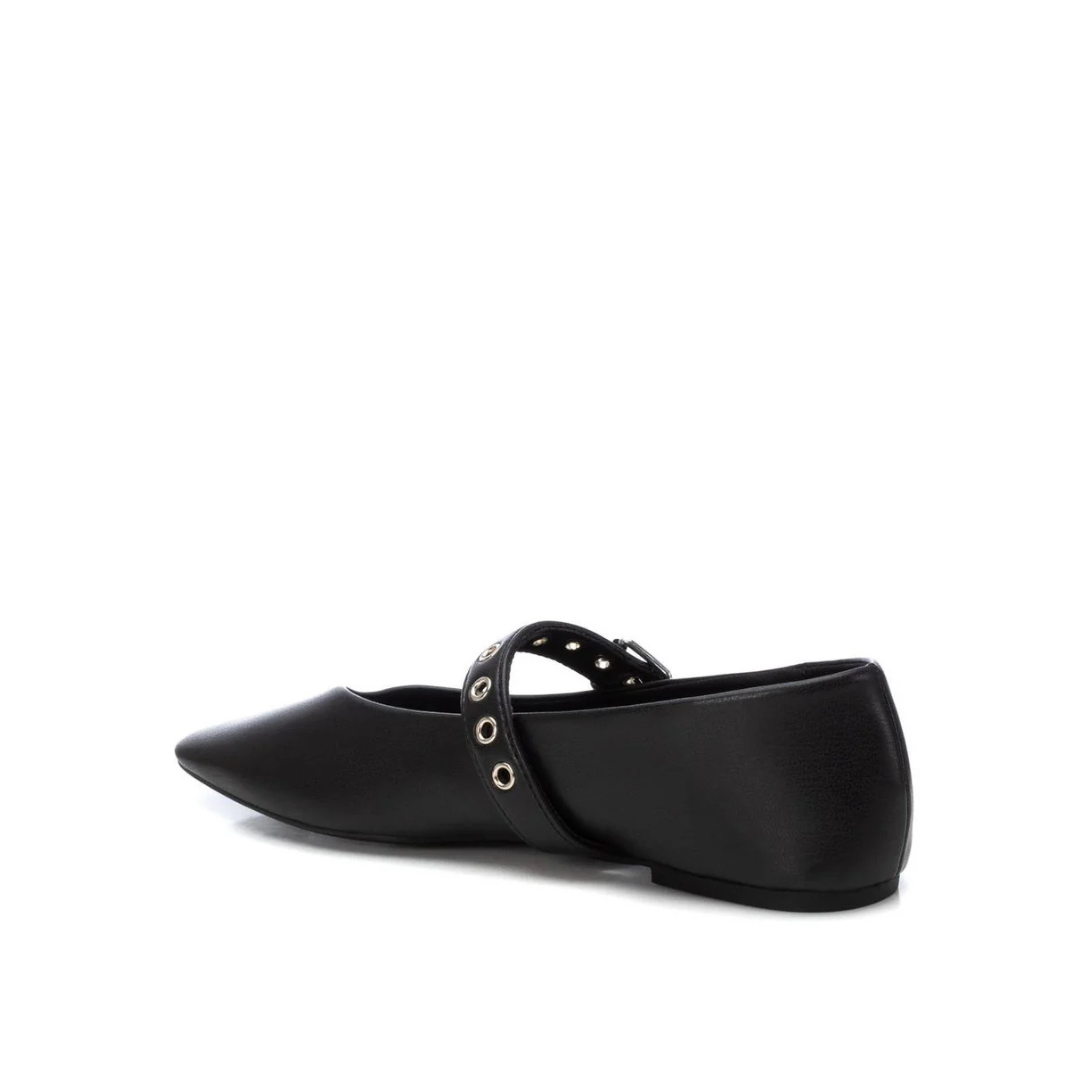 Combine conforto e estilo com esta sabrina de design minimalista e elegante.
Fabricada com material sintético de alta qualidade, oferece durabilidade e versatilidade para o dia a dia. A forma bicuda traz um toque sofisticado e a tira com fivela ajustável de metal prateado, garante um ajuste perfeito e segurança ao caminhar.