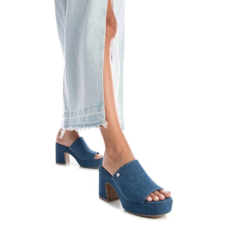 Esta soca em ganga combina estilo e sustentabilidade. Elegante e confortável, com sola de borracha antiderrapante que garante estabilidade e segurança a cada passo. Com o seu design moderno e casual, esta soca é uma escolha versátil que pode ser combinada com uma variedade de looks, desde os mais descontraídos até aos mais sofisticados.