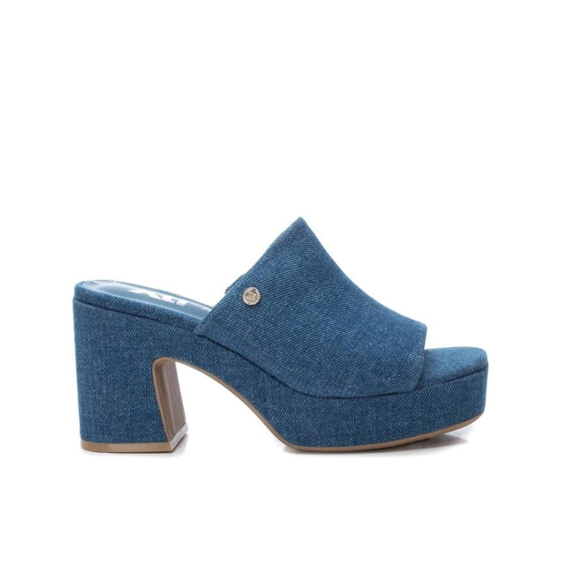 Esta soca em ganga combina estilo e sustentabilidade. Elegante e confortável, com sola de borracha antiderrapante que garante estabilidade e segurança a cada passo. Com o seu design moderno e casual, esta soca é uma escolha versátil que pode ser combinada com uma variedade de looks, desde os mais descontraídos até aos mais sofisticados.