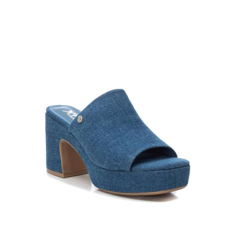 Esta soca em ganga combina estilo e sustentabilidade. Elegante e confortável, com sola de borracha antiderrapante que garante estabilidade e segurança a cada passo. Com o seu design moderno e casual, esta soca é uma escolha versátil que pode ser combinada com uma variedade de looks, desde os mais descontraídos até aos mais sofisticados.
