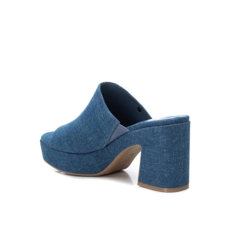 Esta soca em ganga combina estilo e sustentabilidade. Elegante e confortável, com sola de borracha antiderrapante que garante estabilidade e segurança a cada passo. Com o seu design moderno e casual, esta soca é uma escolha versátil que pode ser combinada com uma variedade de looks, desde os mais descontraídos até aos mais sofisticados.