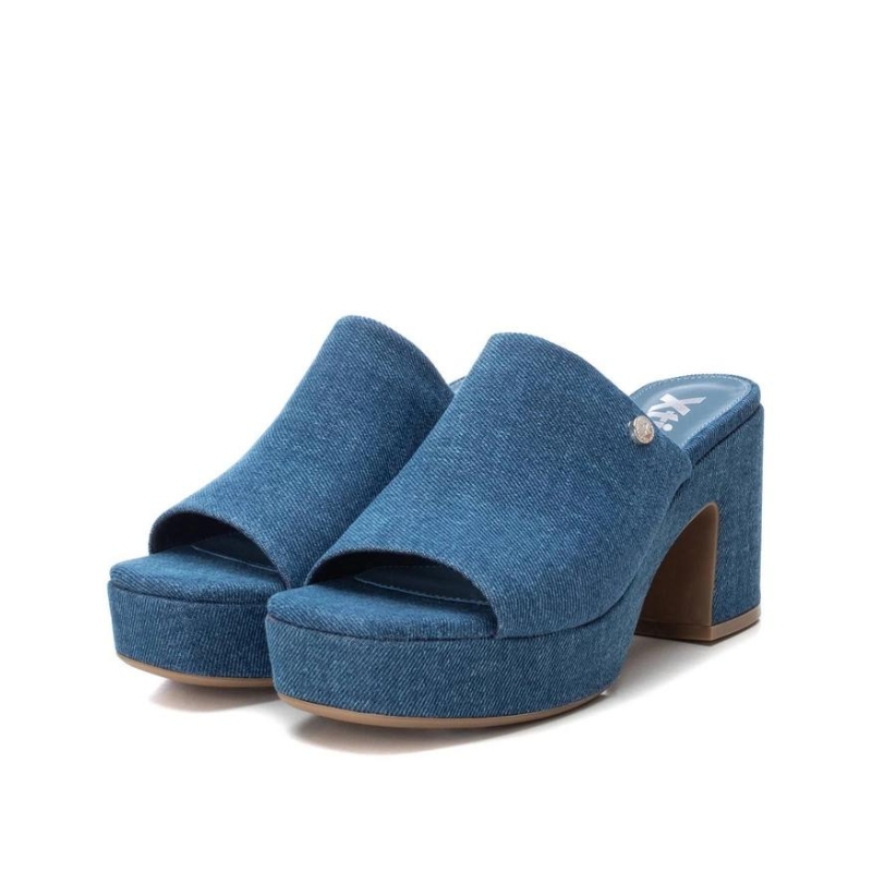 Esta soca em ganga combina estilo e sustentabilidade. Elegante e confortável, com sola de borracha antiderrapante que garante estabilidade e segurança a cada passo. Com o seu design moderno e casual, esta soca é uma escolha versátil que pode ser combinada com uma variedade de looks, desde os mais descontraídos até aos mais sofisticados.
