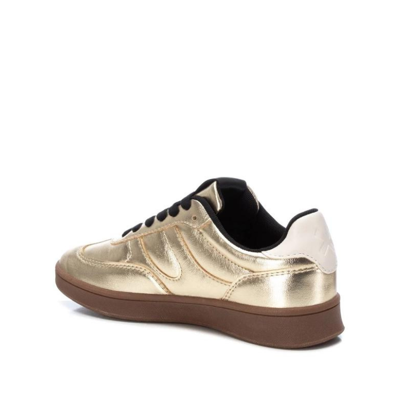 Eleve o seu estilo com os ténis dourados da Xti, perfeitos para quem adora um look ousado e moderno.
Com acabamento metalizado e detalhes de alta qualidade, estes ténis são ideais tanto para o dia a dia quanto para ocasiões especiais. A combinação do dourado brilhante com os atacadores pretos cria um contraste sofisticado, enquanto a sola de borracha oferece conforto e estabilidade em cada passo.