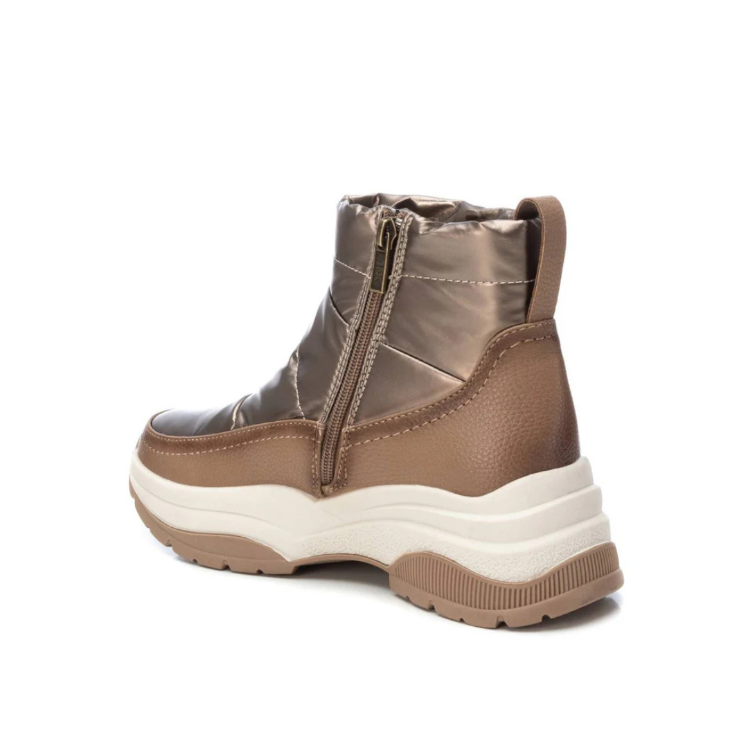 Este botim casual é a combinação perfeita de conforto e estilo moderno. Com um design arrojado e versátil, é ideal para quem procura praticidade sem esquecer a elegância.
Fabricado com uma mistura de materiais texturizados e acabamento metalizado para um toque sofisticado. Com palmilha macia e estrutura ergonômica para uso prolongado sem incómodos.