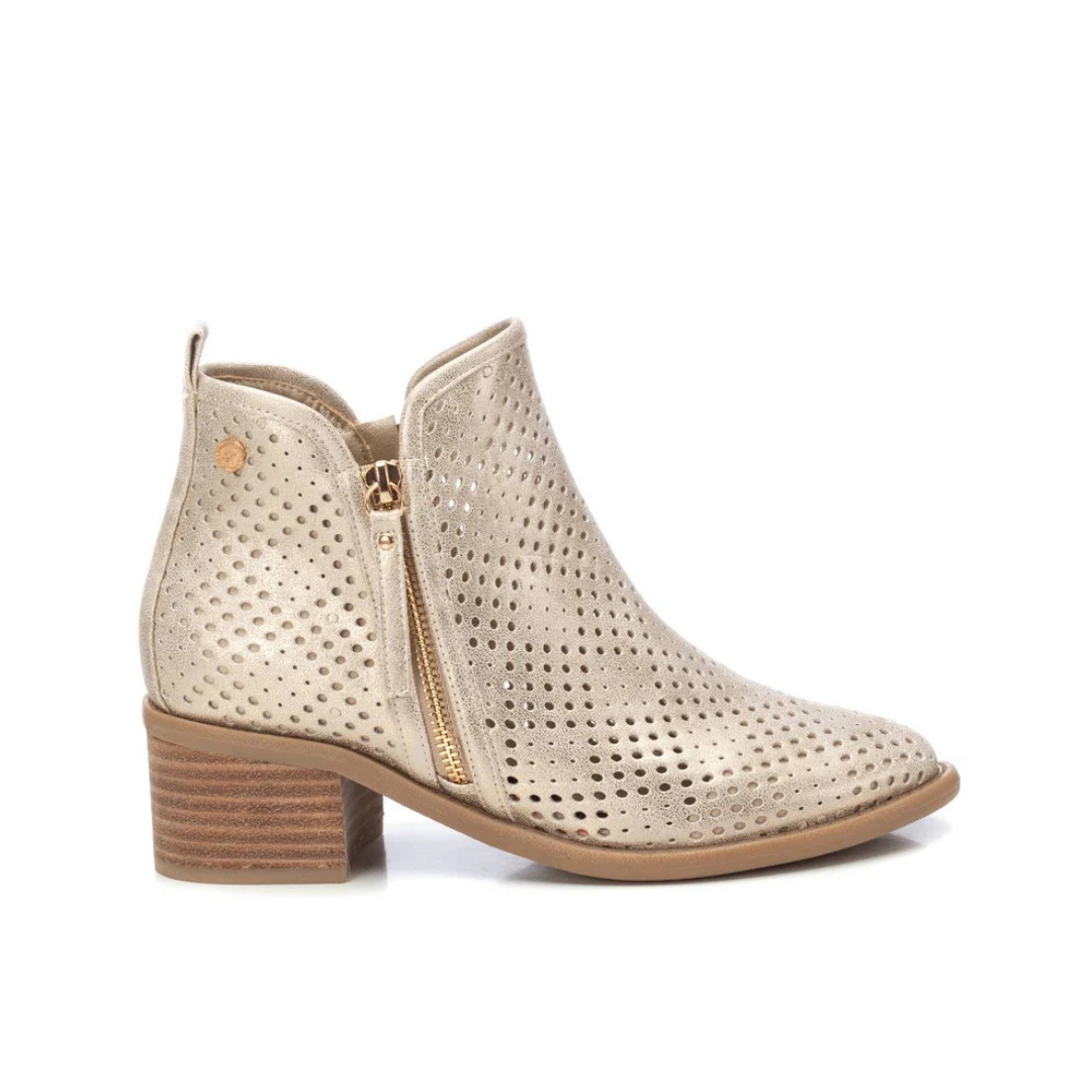 Estilo e conforto em perfeita harmonia!
Este botim dourado apresenta um design moderno com acabamento vazado, proporcionando respirabilidade e um toque elegante aos seus looks. O salto em bloco oferece estabilidade e conforto para o uso diário, enquanto o fecho lateral dourado garante praticidade ao calçar.