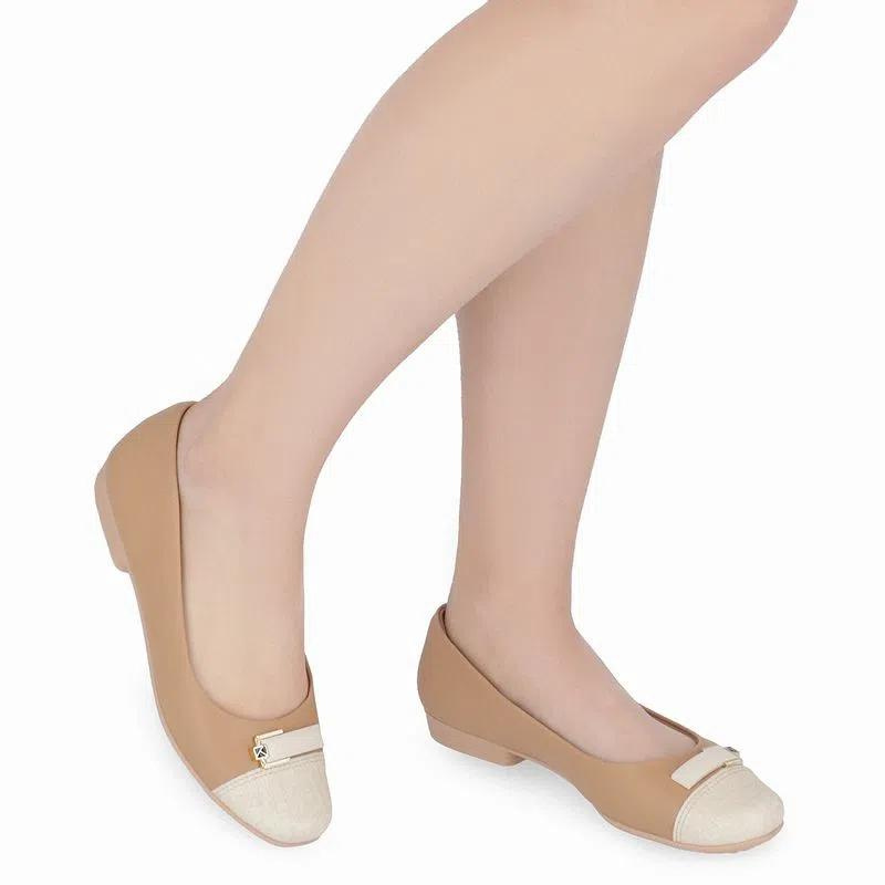 Elegante e charmosa, a sabrina Raquel vai deixar os seus pés muito mais modernos. Este modelo combina delicadeza com a versatilidade da tendência natural deixando o look mais charmoso. Leve, flexível e com sola super aderente, esta sabrina foi pensada nas necessidades de todas as mulheres. O acabamento confortável e a espuma fofinha no calcanhar torna-a indispensável para quem precisa ficar horas de pé no trabalho.
