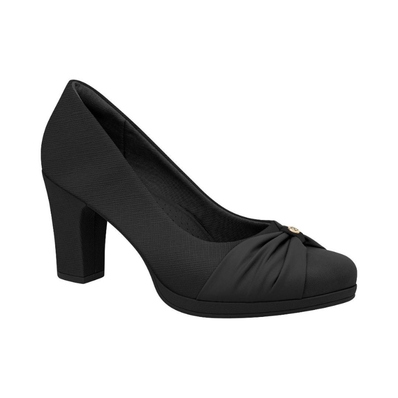 Leve e com sola super aderente, este modelo foi pensado nas necessidades de todas as mulheres. O acabamento confortável torna-o indispensável para quem precisa ficar horas de pé no trabalho. Além disso, possui espuma fofinha no calcanhar. De vestidos a calças, use o calçado quando quiser uma produção descontraída e leve.