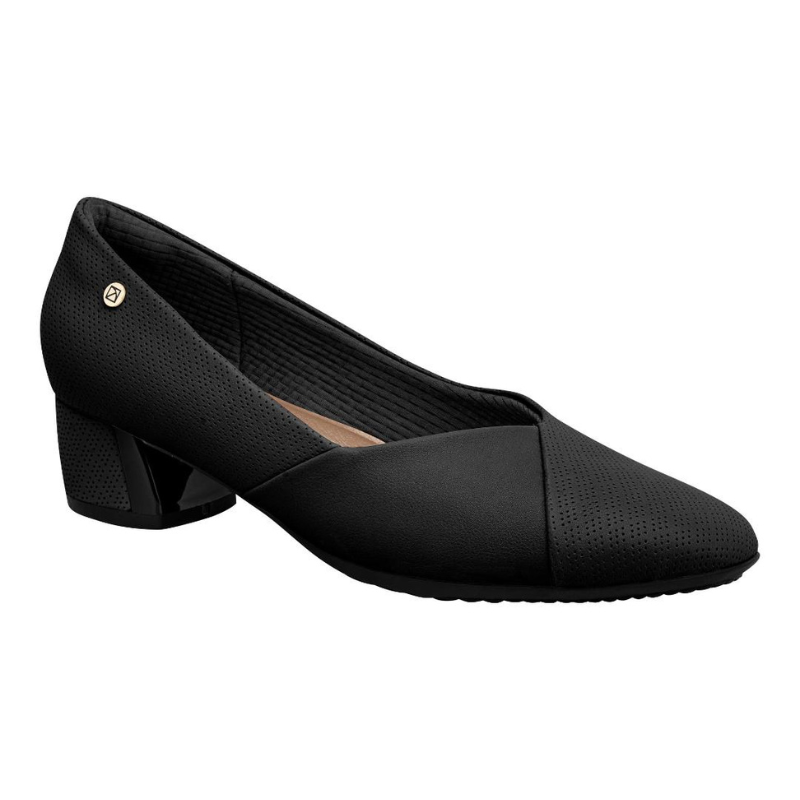 Versátil e delicado, este sapato complementa seu look com perfeição. Este modelo possui a tecnologia MAXI que garante um bem-estar prolongado. O acabamento confortável e a espuma fofinha no calcanhar torna-o indispensável para quem precisa ficar horas de pé no trabalho. Leve, flexível e com solado super aderente, foi pensado nas necessidades de todas as mulheres.