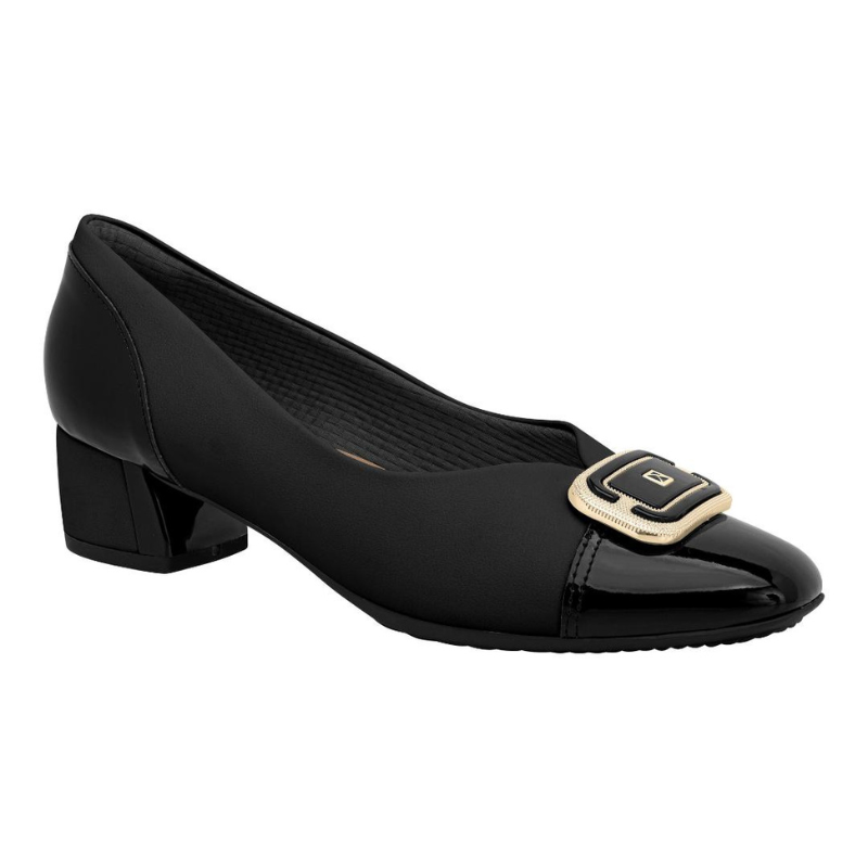 Prático e delicado, este sapato vai deixar seus pés mais confortáveis. Este modelo conta com a tecnologia MAXI que garante um bem-estar prolongado. O acabamento confortável e a espuma fofinha no calcanhar torna-o indispensável para quem precisa ficar horas de pé no trabalho. Leve, flexível e com sola super aderente, foi pensado nas necessidades de todas as mulheres. Com materiais que aumentam a elasticidade, molda-se ao formato dos pés prevenindo as dores do joanete.