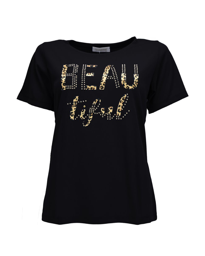 A combinação com letras e os detalhes animal print na T-shirt Alisson, dão um toque fashion e moderno ao seu look. É uma peça versátil que pode ser combinada com calças jeans, calções ou saias de várias cores, criando diferentes looks de acordo com a ocasião. Made in Portugal