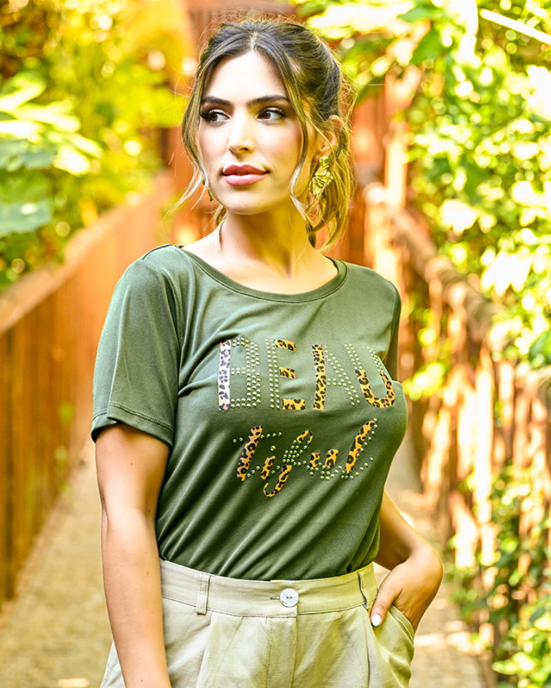 A combinação com letras e os detalhes animal print na T-shirt Alisson, dão um toque fashion e moderno ao seu look. É uma peça versátil que pode ser combinada com calças jeans, calções ou saias de várias cores, criando diferentes looks de acordo com a ocasião. Made in Portugal