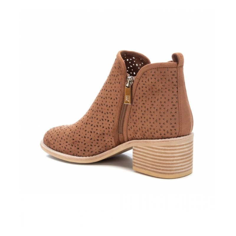 Prático e moderno, este botim com padrão recortado garante conforto inigualável aos seus pés. Leve e flexível, o modelo tem sola de borracha, fecho de correr para facilitar o calçar. O tom camel é discreto e combina com diversos estilos. De vestidos a calças, use a bota quando quiser uma produção descontraída e leve. Para um look básico e fashion, aposte num vestido e jaqueta de ganga.