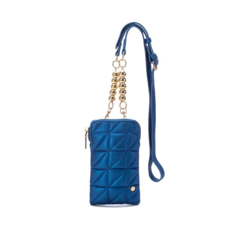 Elegante e moderna, a carteira crossbody pequena é um modelo clássico, que surge repaginado nesta coleção. Com um estilo bem marcante, alça ajustável e fecho de correr, tudo o que precisa para ter segurança e versatilidade. Combine este acessório com roupas mais descontraídas como calças jeans e crie um look cheio de estiloso. Este modelo obteve o certificado vegano pela organização mundial PETA (Organização dos Direitos dos Animais).