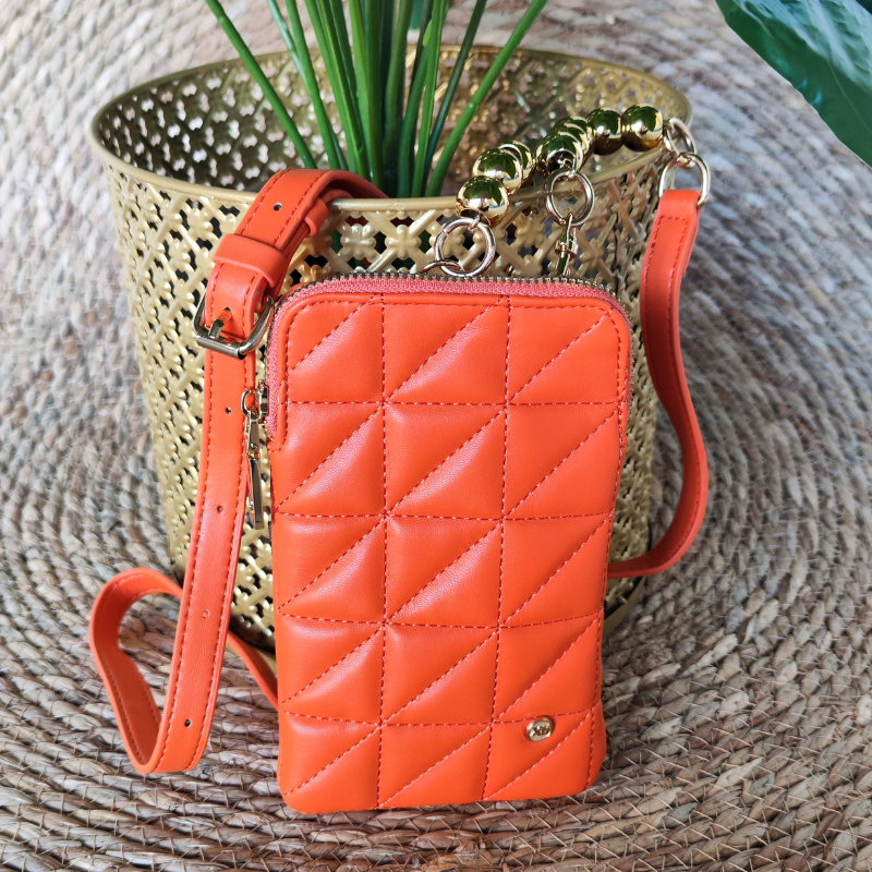 Elegante e moderna, a carteira crossbody pequena é um modelo clássico, que surge repaginado nesta coleção. Com um estilo bem marcante, alça ajustável e fecho de correr, tudo o que precisa para ter segurança e versatilidade. Combine este acessório com roupas mais descontraídas como calças jeans e crie um look cheio de estiloso. Este modelo obteve o certificado vegano pela organização mundial PETA (Organização dos Direitos dos Animais).
