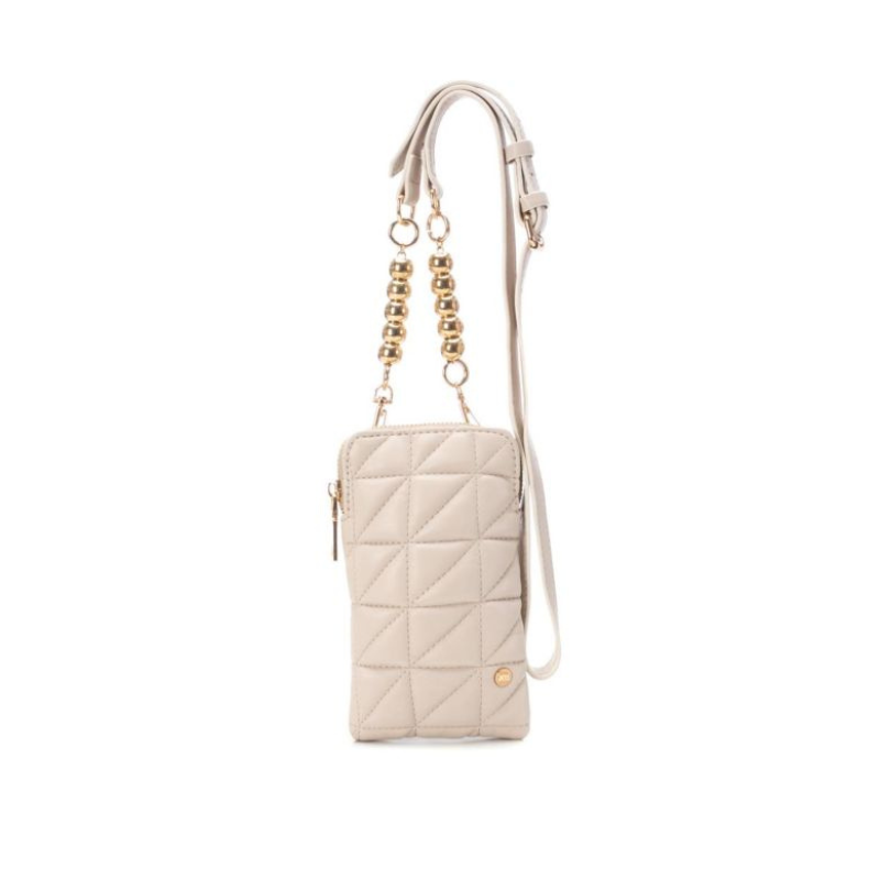 Elegante e moderna, a carteira crossbody pequena é um modelo clássico, que surge repaginado nesta coleção. Com um estilo bem marcante, alça ajustável e fecho de correr, tudo o que precisa para ter segurança e versatilidade. Combine este acessório com roupas mais descontraídas como calças jeans e crie um look cheio de estiloso. Este modelo obteve o certificado vegano pela organização mundial PETA (Organização dos Direitos dos Animais).