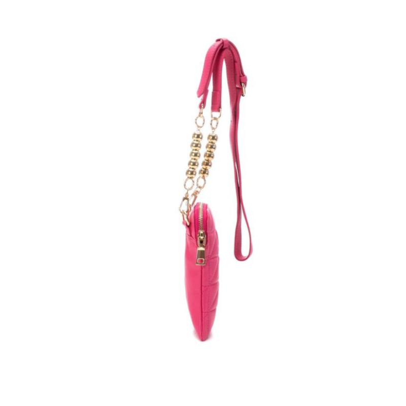 Elegante e moderna, a carteira crossbody pequena é um modelo clássico, que surge repaginado nesta coleção. Com um estilo bem marcante, alça ajustável e fecho de correr, tudo o que precisa para ter segurança e versatilidade. Combine este acessório com roupas mais descontraídas como calças jeans e crie um look cheio de estiloso. Este modelo obteve o certificado vegano pela organização mundial PETA (Organização dos Direitos dos Animais).
