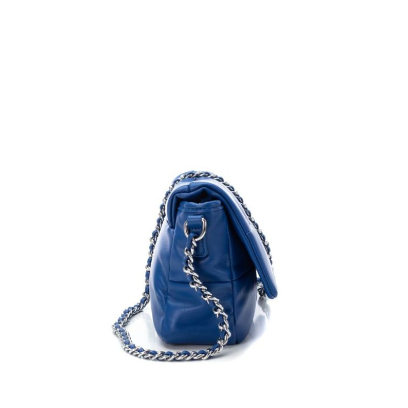 Elegante e moderna, a carteira crossbody é um modelo clássico, que aparece repaginado nesta coleção. Com um estilo bem marcante, este acessório estruturado fica lindo com vários looks. Com alça de corrente, fecho de correr e botão em íman, proporcionando duas possibilidades de fechar a sua carteira. Este modelo obteve o certificado vegano pela organização mundial PETA (Organização dos Direitos dos Animais).