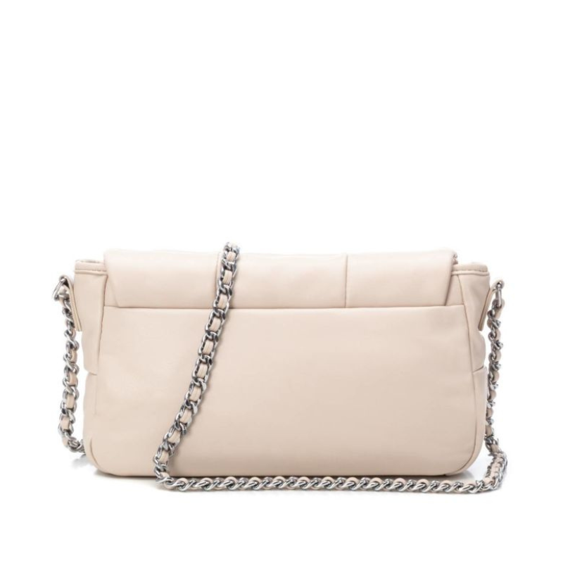 Elegante e moderna, a carteira crossbody é um modelo clássico, que aparece repaginado nesta coleção. Com um estilo bem marcante, este acessório estruturado fica lindo com vários looks. Com alça de corrente, fecho de correr e botão em íman, proporcionando duas possibilidades de fechar a sua carteira. Este modelo obteve o certificado vegano pela organização mundial PETA (Organização dos Direitos dos Animais).