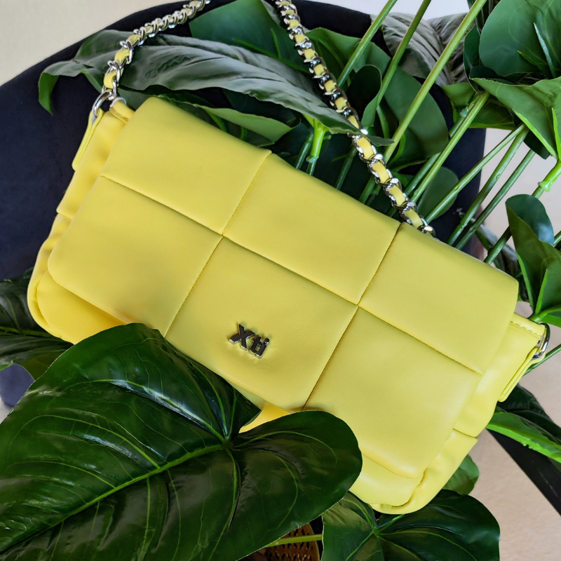 Elegante e moderna, a carteira crossbody é um modelo clássico, que aparece repaginado nesta coleção. Com um estilo bem marcante, este acessório estruturado fica lindo com vários looks. Com alça de corrente, fecho de correr e botão em íman, proporcionando duas possibilidades de fechar a sua carteira. Este modelo obteve o certificado vegano pela organização mundial PETA (Organização dos Direitos dos Animais).