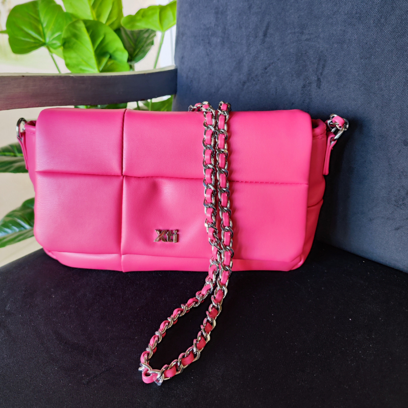 Elegante e moderna, a carteira crossbody é um modelo clássico, que aparece repaginado nesta coleção. Com um estilo bem marcante, este acessório estruturado fica lindo com vários looks. Com alça de corrente, fecho de correr e botão em íman, proporcionando duas possibilidades de fechar a sua carteira. Este modelo obteve o certificado vegano pela organização mundial PETA (Organização dos Direitos dos Animais).