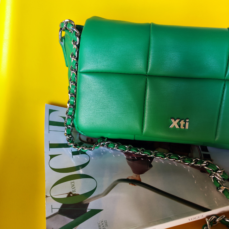 Elegante e moderna, a carteira crossbody é um modelo clássico, que aparece repaginado nesta coleção. Com um estilo bem marcante, este acessório estruturado fica lindo com vários looks. Com alça de corrente, fecho de correr e botão em íman, proporcionando duas possibilidades de fechar a sua carteira. Este modelo obteve o certificado vegano pela organização mundial PETA (Organização dos Direitos dos Animais).
