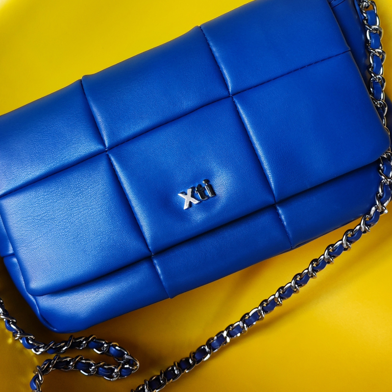 Elegante e moderna, a carteira crossbody é um modelo clássico, que aparece repaginado nesta coleção. Com um estilo bem marcante, este acessório estruturado fica lindo com vários looks. Com alça de corrente, fecho de correr e botão em íman, proporcionando duas possibilidades de fechar a sua carteira. Este modelo obteve o certificado vegano pela organização mundial PETA (Organização dos Direitos dos Animais).