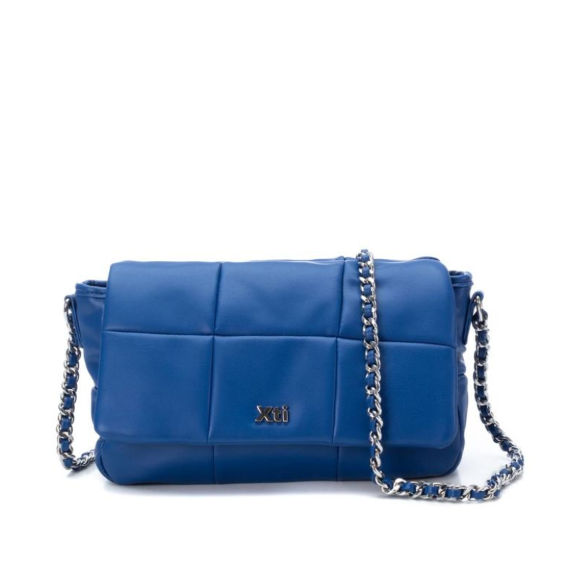 Elegante e moderna, a carteira crossbody é um modelo clássico, que aparece repaginado nesta coleção. Com um estilo bem marcante, este acessório estruturado fica lindo com vários looks. Com alça de corrente, fecho de correr e botão em íman, proporcionando duas possibilidades de fechar a sua carteira. Este modelo obteve o certificado vegano pela organização mundial PETA (Organização dos Direitos dos Animais).