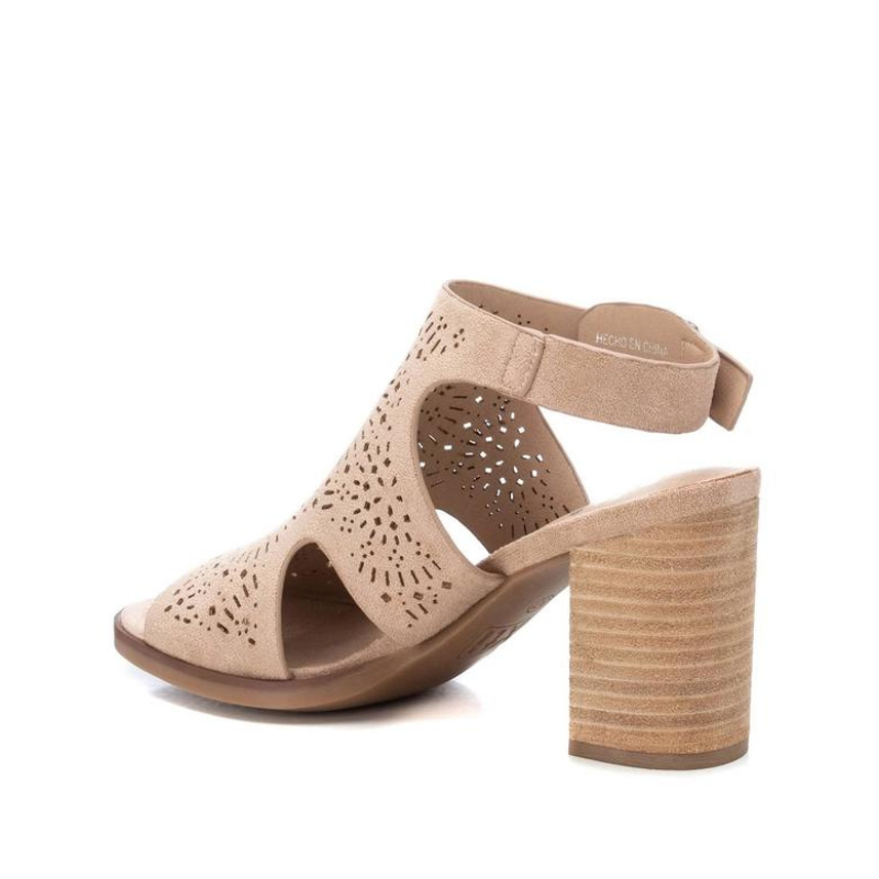 Versátil e confortável, a sandália abotinada é uma ótima opção para os dias mais quentes. Esta sandália vai dar um toque fashion aos seus looks de verão, pode ser usada com calções, vestidos e calças. Este modelo obteve o certificado vegano pela organização mundial PETA (Organização dos Direitos dos Animais).