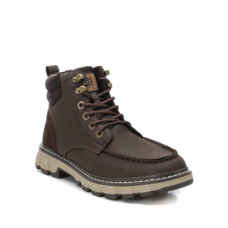 Bota fabricada em material que imita a pele, com atacadores ajustáveis e alça traseira para facilitar o calçar. Sola de borracha antiderrapante. A bota estilo montanha, é o modelo perfeito para os seus looks sazonais. Este modelo obteve o certificado vegano pela organização mundial PETA (Organização dos Direitos dos Animais).