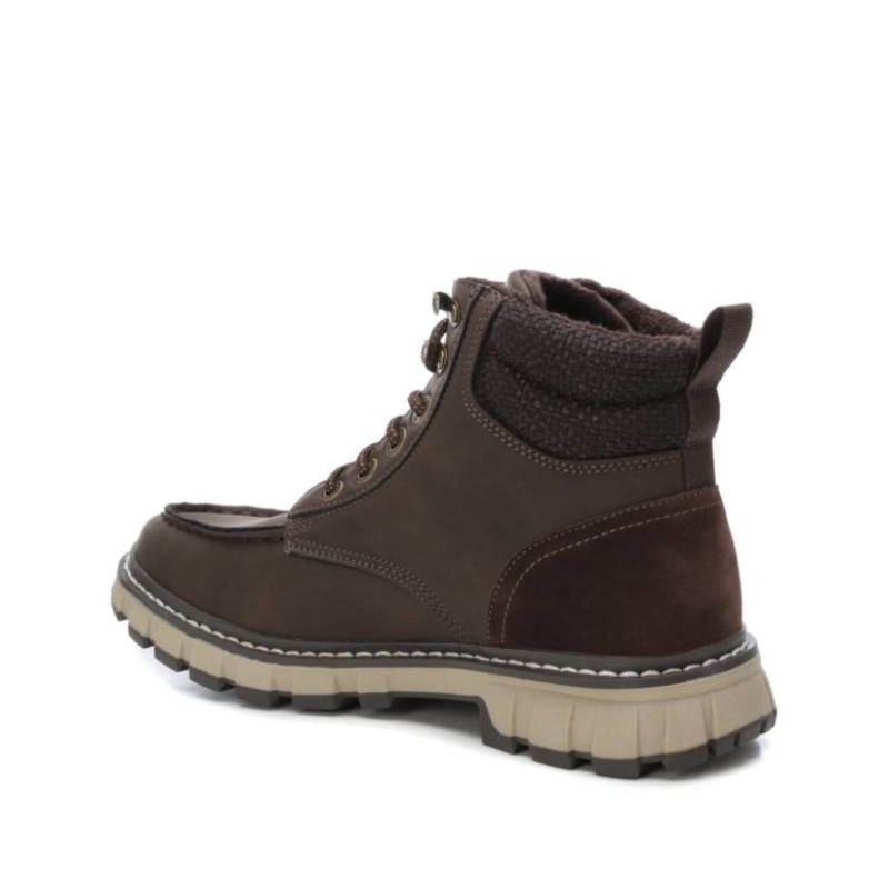 Bota fabricada em material que imita a pele, com atacadores ajustáveis e alça traseira para facilitar o calçar. Sola de borracha antiderrapante. A bota estilo montanha, é o modelo perfeito para os seus looks sazonais. Este modelo obteve o certificado vegano pela organização mundial PETA (Organização dos Direitos dos Animais).