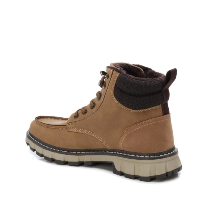 Bota fabricada em material que imita a pele, com atacadores ajustáveis e alça traseira para facilitar o calçar. Sola de borracha antiderrapante. A bota estilo montanha, é o modelo perfeito para os seus looks sazonais. Este modelo obteve o certificado vegano pela organização mundial PETA (Organização dos Direitos dos Animais).