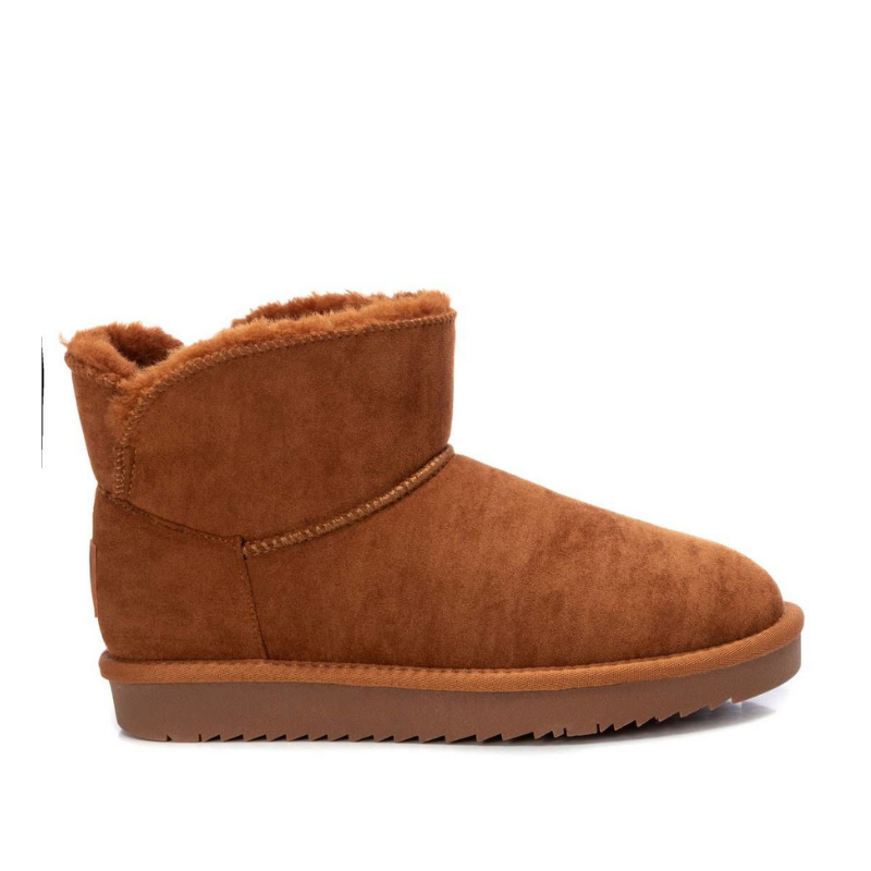 Prático e quente, este botim é um clássico de inverno. Super leve e flexível, este modelo possui super amortecimento facilitando a vida de quem passa horas no trabalho. Além disso, tem forro em pêlo, mantendo os pés quentinhos o dia inteiro. Manter os pés quentinhos durante o inverno é sinônimo de conforto e aconchego, afinal, quando o pé está gelado, parece que o corpo todo passa frio. Este modelo obteve o certificado vegano pela organização mundial PETA (Organização dos Direitos dos Animais).