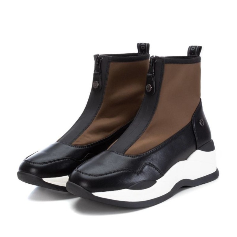 Charmoso e confortável, este botim desportivo é fabricado com tecido elástico, estilo meia, combinado com material que imita a pele. Adapta-se a qualquer look e vai deixar os seus pés muito mais confortáveis. Leve, flexível e com sola de borracha antiderrapante de 5 cm, este modelo foi pensado nas necessidades de todas as mulheres. Com fecho dianteiro e alça traseira para facilitar o calçar. Se não dispensa os jeans, use este modelo e dobre as barras da calça para realçar os seus pés.