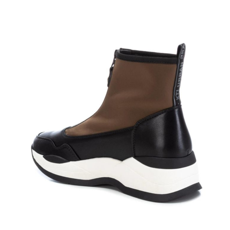 Charmoso e confortável, este botim desportivo é fabricado com tecido elástico, estilo meia, combinado com material que imita a pele. Adapta-se a qualquer look e vai deixar os seus pés muito mais confortáveis. Leve, flexível e com sola de borracha antiderrapante de 5 cm, este modelo foi pensado nas necessidades de todas as mulheres. Com fecho dianteiro e alça traseira para facilitar o calçar. Se não dispensa os jeans, use este modelo e dobre as barras da calça para realçar os seus pés.