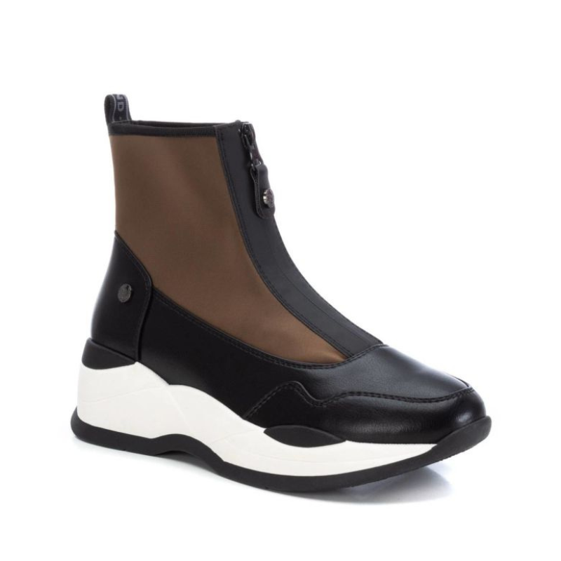 Charmoso e confortável, este botim desportivo é fabricado com tecido elástico, estilo meia, combinado com material que imita a pele. Adapta-se a qualquer look e vai deixar os seus pés muito mais confortáveis. Leve, flexível e com sola de borracha antiderrapante de 5 cm, este modelo foi pensado nas necessidades de todas as mulheres. Com fecho dianteiro e alça traseira para facilitar o calçar. Se não dispensa os jeans, use este modelo e dobre as barras da calça para realçar os seus pés.