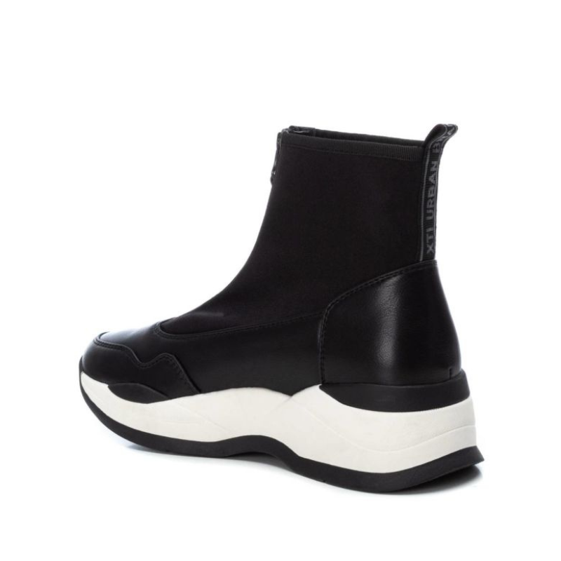 Charmoso e confortável, este botim desportivo é fabricado com tecido elástico, estilo meia, combinado com material que imita a pele. Adapta-se a qualquer look e vai deixar os seus pés muito mais confortáveis. Leve, flexível e com sola de borracha antiderrapante de 5 cm, este modelo foi pensado nas necessidades de todas as mulheres. Com fecho dianteiro e alça traseira para facilitar o calçar. Se não dispensa os jeans, use este modelo e dobre as barras da calça para realçar os seus pés.