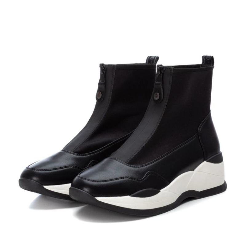 Charmoso e confortável, este botim desportivo é fabricado com tecido elástico, estilo meia, combinado com material que imita a pele. Adapta-se a qualquer look e vai deixar os seus pés muito mais confortáveis. Leve, flexível e com sola de borracha antiderrapante de 5 cm, este modelo foi pensado nas necessidades de todas as mulheres. Com fecho dianteiro e alça traseira para facilitar o calçar. Se não dispensa os jeans, use este modelo e dobre as barras da calça para realçar os seus pés.