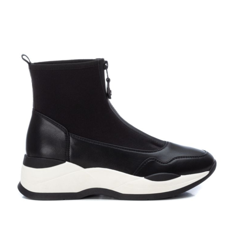 Charmoso e confortável, este botim desportivo é fabricado com tecido elástico, estilo meia, combinado com material que imita a pele. Adapta-se a qualquer look e vai deixar os seus pés muito mais confortáveis. Leve, flexível e com sola de borracha antiderrapante de 5 cm, este modelo foi pensado nas necessidades de todas as mulheres. Com fecho dianteiro e alça traseira para facilitar o calçar. Se não dispensa os jeans, use este modelo e dobre as barras da calça para realçar os seus pés.