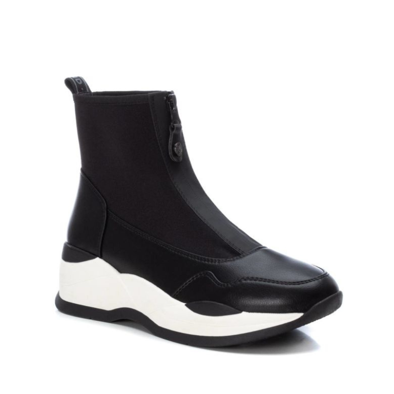 Charmoso e confortável, este botim desportivo é fabricado com tecido elástico, estilo meia, combinado com material que imita a pele. Adapta-se a qualquer look e vai deixar os seus pés muito mais confortáveis. Leve, flexível e com sola de borracha antiderrapante de 5 cm, este modelo foi pensado nas necessidades de todas as mulheres. Com fecho dianteiro e alça traseira para facilitar o calçar. Se não dispensa os jeans, use este modelo e dobre as barras da calça para realçar os seus pés.