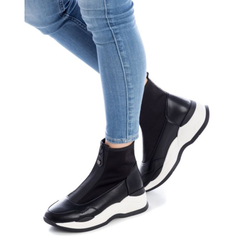 Charmoso e confortável, este botim desportivo é fabricado com tecido elástico, estilo meia, combinado com material que imita a pele. Adapta-se a qualquer look e vai deixar os seus pés muito mais confortáveis. Leve, flexível e com sola de borracha antiderrapante de 5 cm, este modelo foi pensado nas necessidades de todas as mulheres. Com fecho dianteiro e alça traseira para facilitar o calçar. Se não dispensa os jeans, use este modelo e dobre as barras da calça para realçar os seus pés.